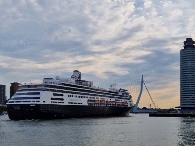 Aankomst ms Zaandam aan de Cruise Terminal Rotterdam